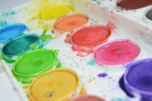 Creiamo dei colori commestibili da far usare ai nostri bimbi.